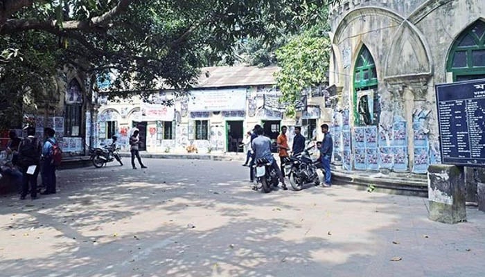 Crude bombs blast in front of Madhur Canteen