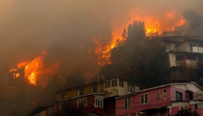 Mass evacuation as fires engulf Chilean city