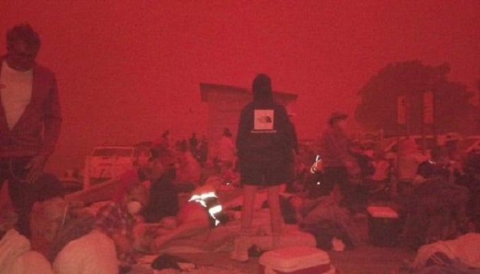 Thousands trapped on Australia beach encircled by fire