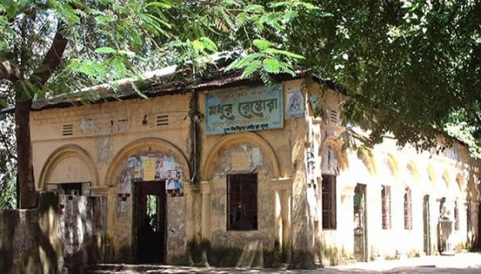One hurt in crude bomb blast in front of Madhur Canteen