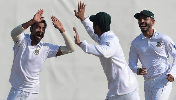 Pakistan 420 for 7, Lead 187