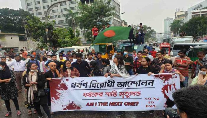 Rape protesters block Motijheel Shapla Chattar