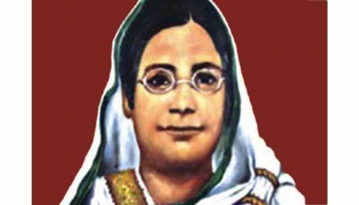 PM hands over Begum Rokeya Padak to 5 recipients