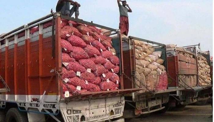 India lifts ban on onion export