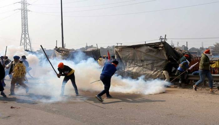 Indian police clash with farmers