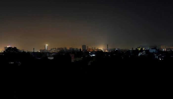 Pakistan power cut plunges country into darkness