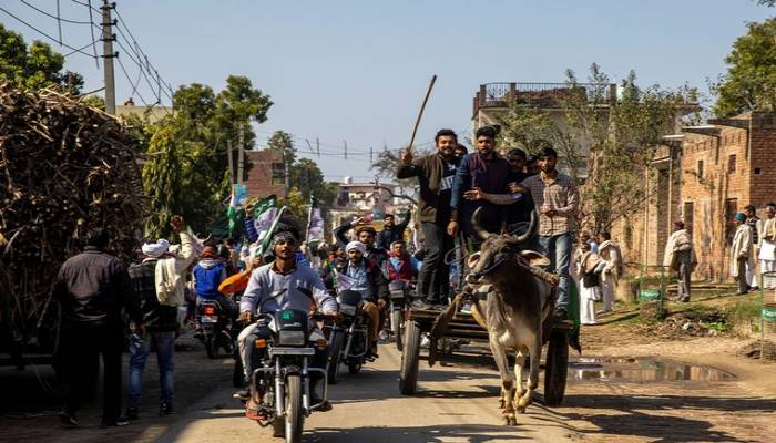 Tractors, trucks block India's roads