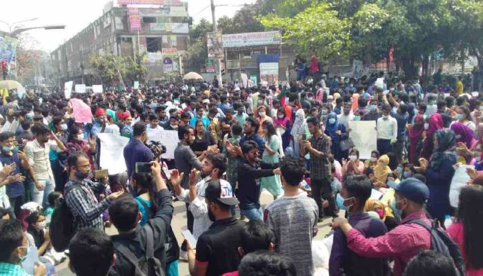 Students block Nilkhet intersection protesting exam postponement