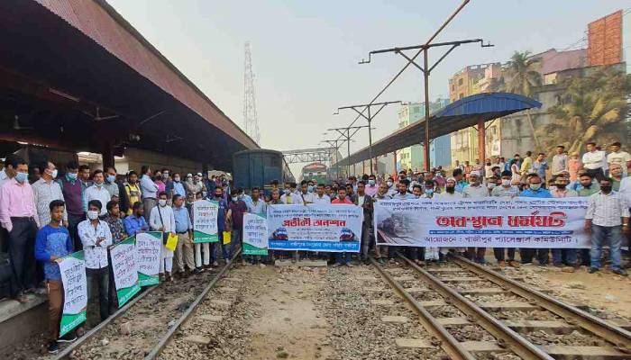 Commuters stage demo halting Dhaka’s rail link with northern dists
