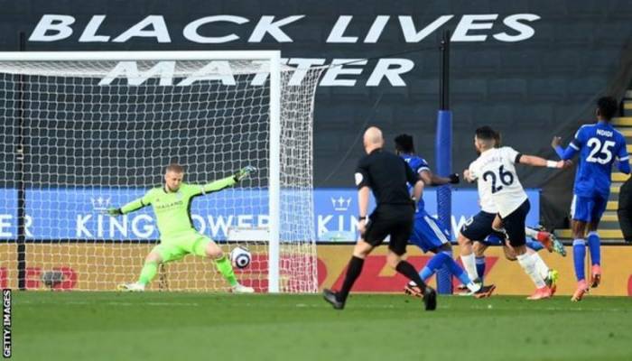 Man City four wins from title after victory at Leicester