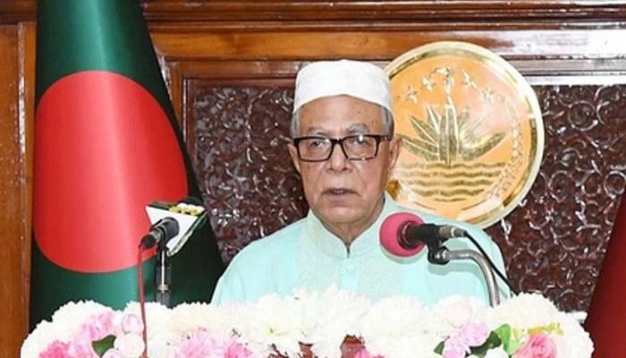 President greets people, calls upon to follow health rules