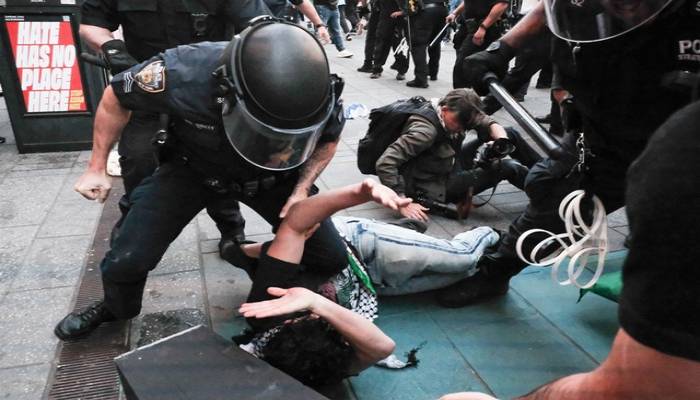 Pro-Israeli, Palestinian protesters clash in NYC