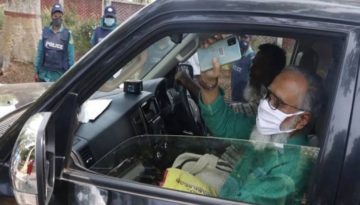 RU VC leaves campus with police escort