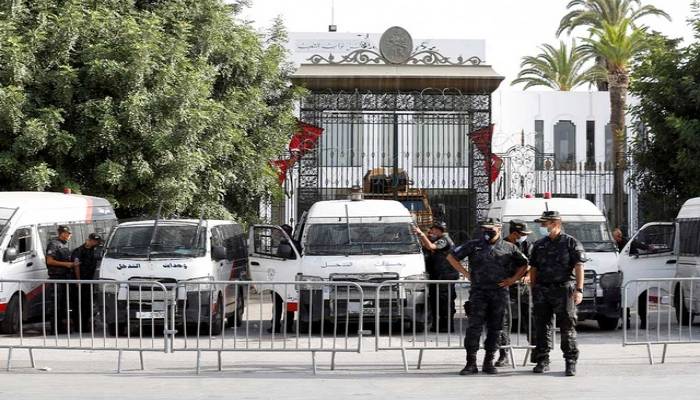 Tunisian Islamists move to ease tensions
