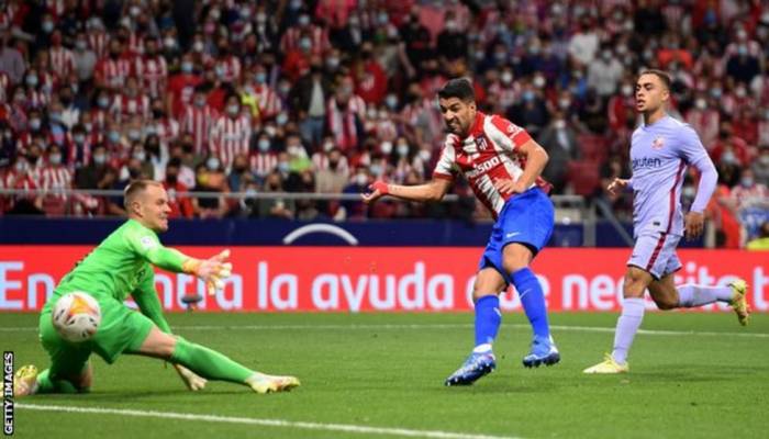 Suarez scores as Atletico beat Barcelona
