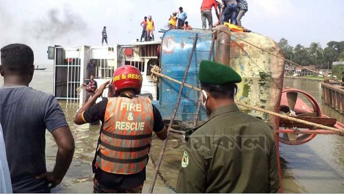 Ferry overturns in Padma with 17 trucks