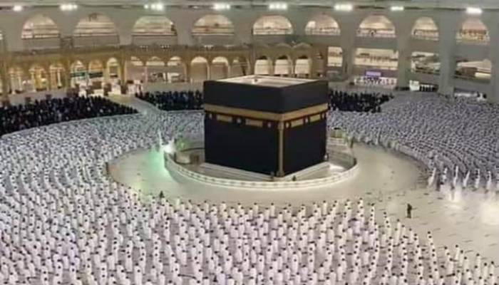 Grand Mosque in Mecca drops social distancing