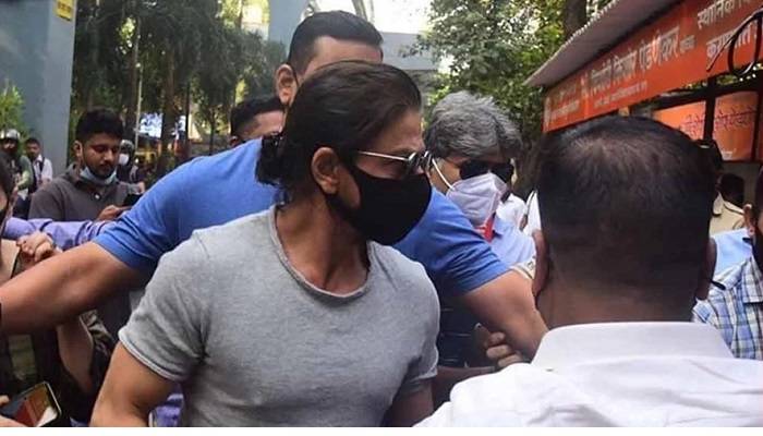 Shah Rukh Khan meets son Aryan Khan in Mumbai Jail