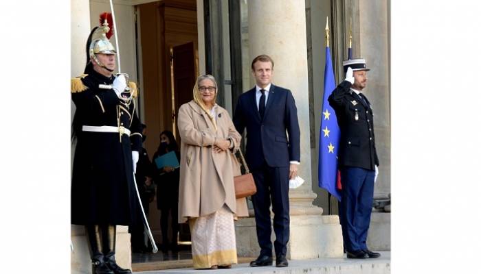 PM accorded warm reception at Elysee Palace in Paris