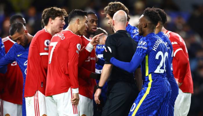 Chelsea lead cut after draw with Man United, Man City win