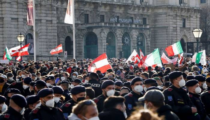 Tens of thousands march in Vienna before lockdown