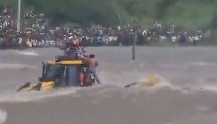 At least 30 dead and thousands displaced in floods