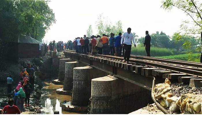 Three siblings among four die after being cut in train