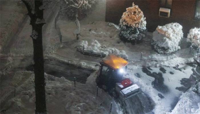 US East Coast hunkers down as 'bombogenesis' snowstorm hits