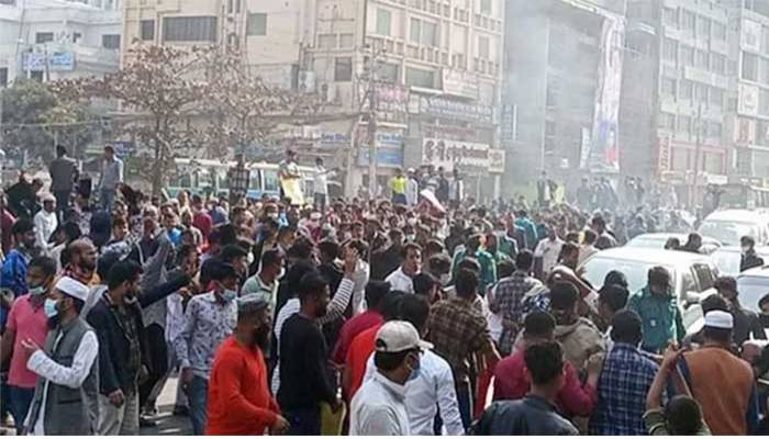 Hawkers block road in Uttara