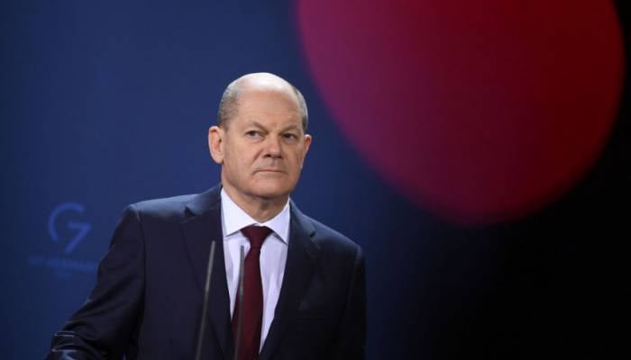 Ukraine crisis: German leader lands in Kyiv before heading to Moscow