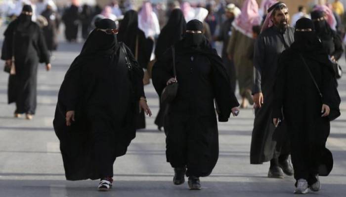 Thousands of Saudi women apply to drive trains