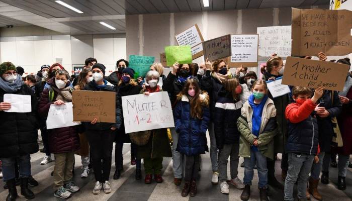 Germans welcome Ukrainian refugees by train