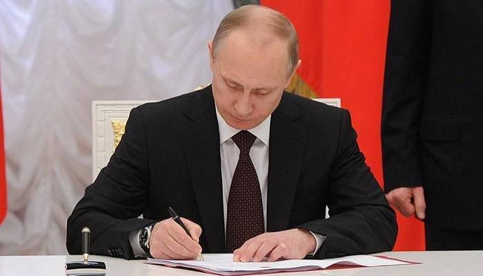 Putin signs law introducing jail terms for 'fake news' on army