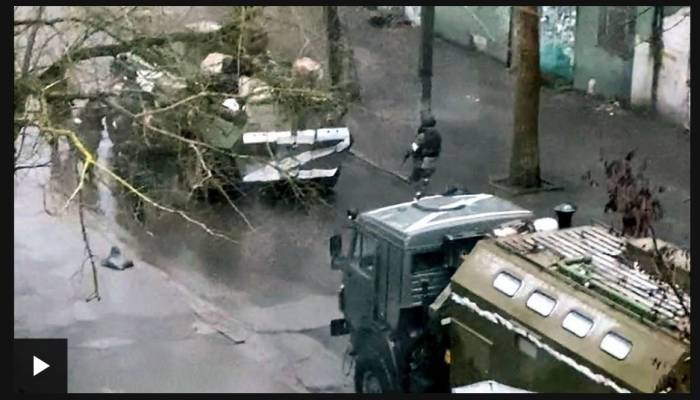 Civilians trapped as Russia bombards port city