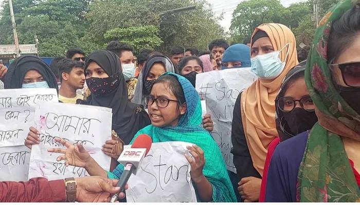 Eden students take to streets in support of Dhaka College students
