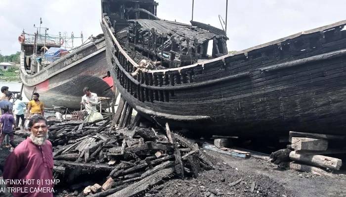 5 fishing trawlers in Barguna gutted in fire