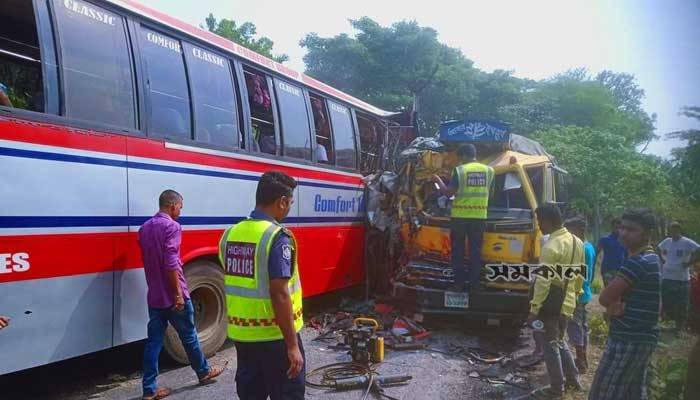 3 killed in Bagerhat bus-truck collision