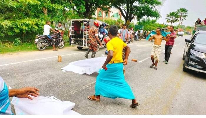 Tractor-motorbikes collision kills 3 people in Rajshahi