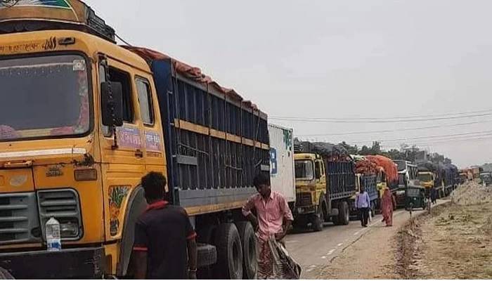 10-km traffic Jam on Rangpur-Dhaka highway as truck goes out of order