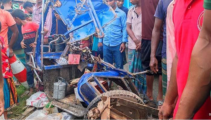 Three-way collision in Rajbari leaves 6 dead