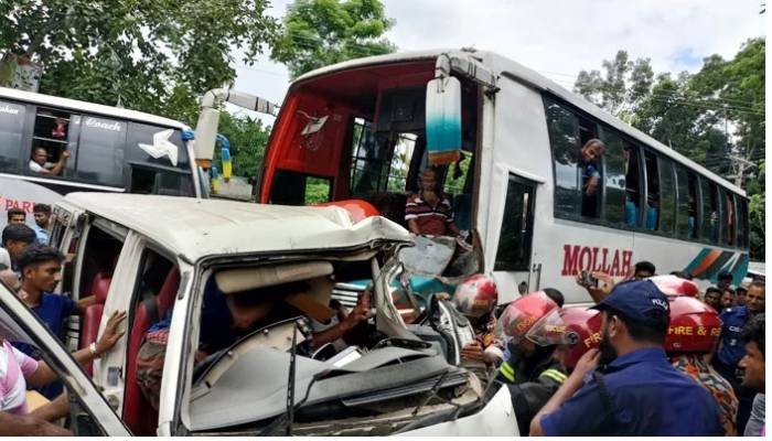 Bus-microbus collision leaves 4 dead in Barishal