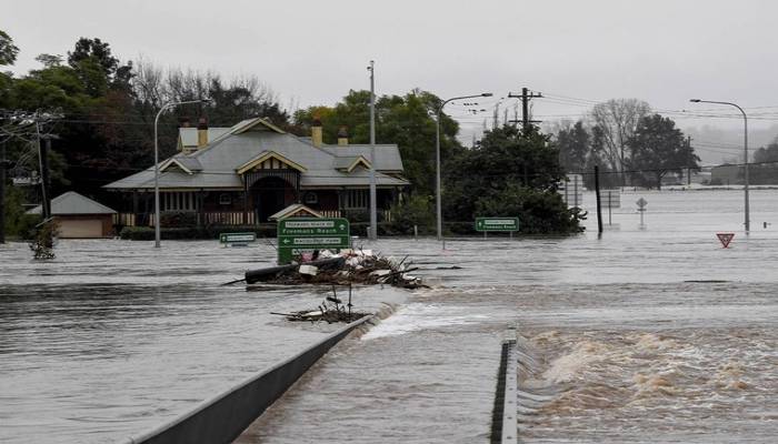 More heavy rains set to drench Sydney as thousands evacuate