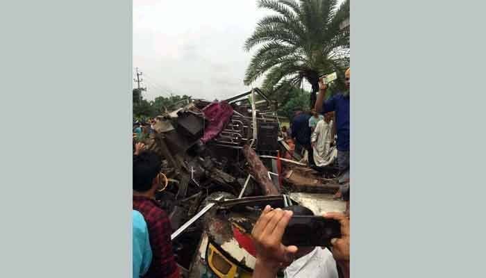 Road crashes leave 8 dead