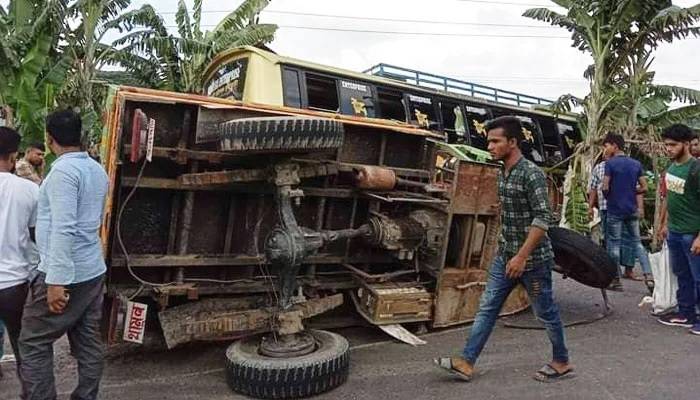 3 die in bus-trolley collision