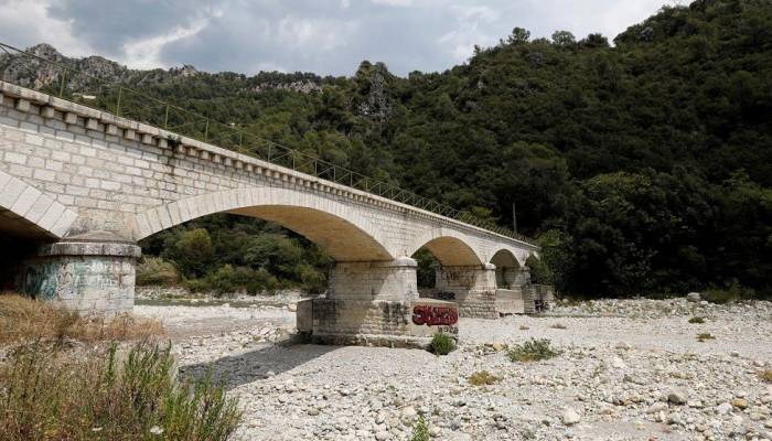 France drought: Parched towns left short of drinking water