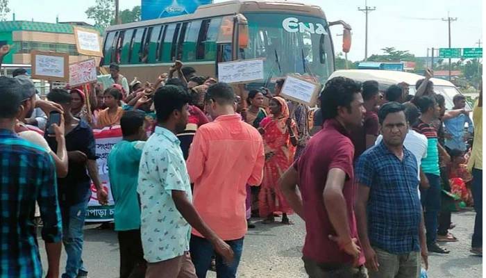 Tea workers blockade road, announce work abstention