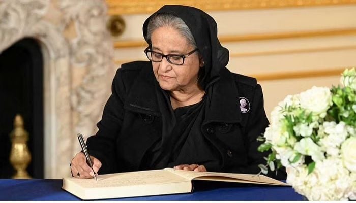PM pays tribute to late Queen Elizabeth at her lying-in-state in Westminster