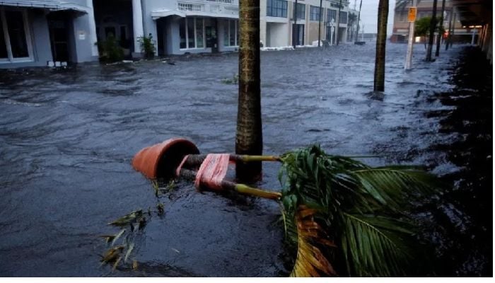 Hurricane Ian pounds Florida, leaves millions in dark