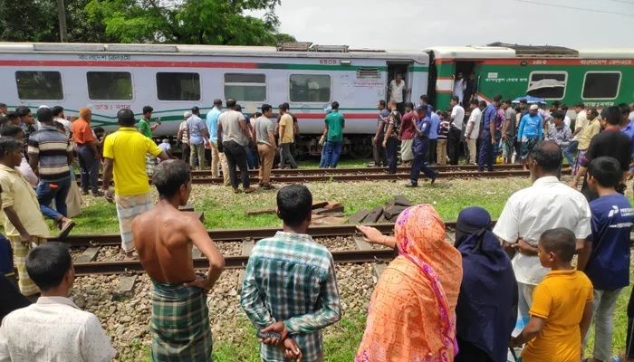 Train derailed at Bhatiari, Dhaka-Chittagong train service halted