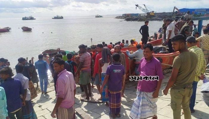Dredger drowns in Sandwip channel, 8 workers die